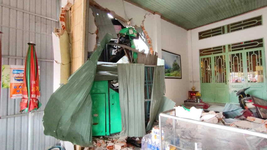 Ngôi nhà bị tông sập tường. Ảnh: LK. Ngôi nhà bị tông sập tường. Ảnh: LK.