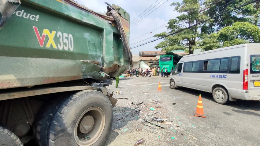 Chiếc xe tải bị hư hỏng phần đuôi sau va chạm. Ảnh: LK. Chiếc xe tải bị hư hỏng phần đuôi sau va chạm. Ảnh: LK.