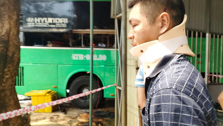 Anh Giang, phụ xe khách bị chấn thương ở vùng cổ. Ảnh: LK. Anh Giang, phụ xe khách bị chấn thương ở vùng cổ. Ảnh: LK.