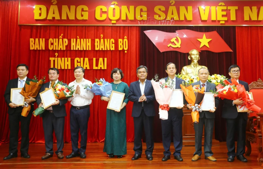 Lãnh đạo tỉnh Gia Lai trao quyết định điều động. Ảnh: NT Lãnh đạo tỉnh Gia Lai trao quyết định điều động