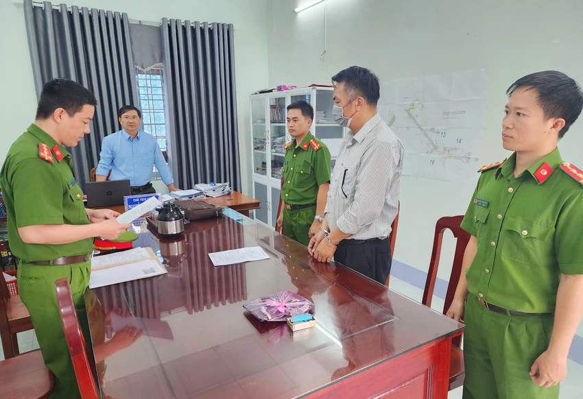 Công an đọc lệnh bắt bị can Phạm Ngọc Diễn. Ảnh: CACC.