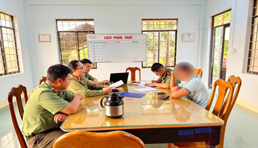 Công an lập biên bản vi phạm hành chính đối với quản trị viên nhóm Zalo. Ảnh: CACC Công an lập biên bản vi phạm hành chính đối với quản trị viên nhóm Zalo. Ảnh: CACC