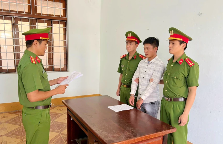 Công an đọc lệnh bắt giam Phạm Văn Điệp