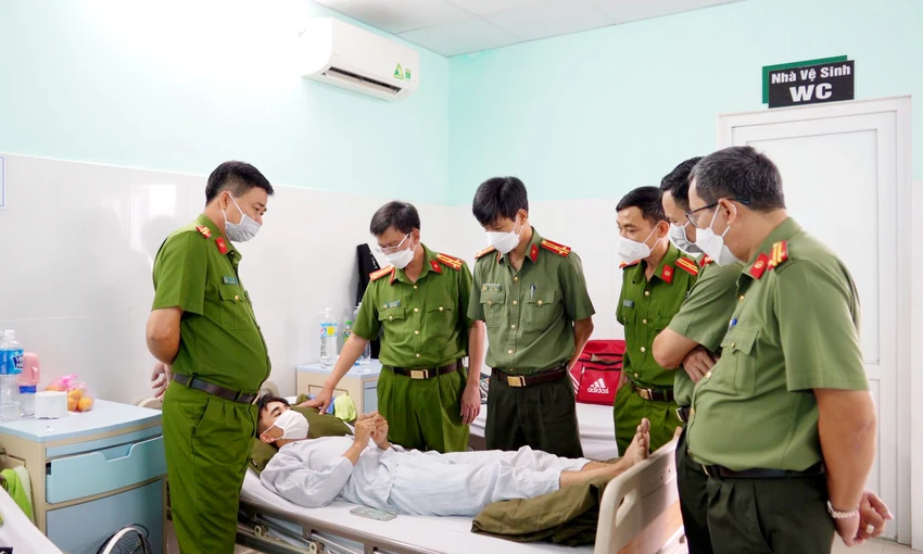 Lãnh đạo Công an tỉnh Kon Tum thăm Hạ sĩ Bloong Điệp tại bệnh viện. Ảnh: CACC. Lãnh đạo Công an tỉnh Kon Tum thăm Hạ sĩ Bloong Điệp tại bệnh viện. Ảnh: CACC.