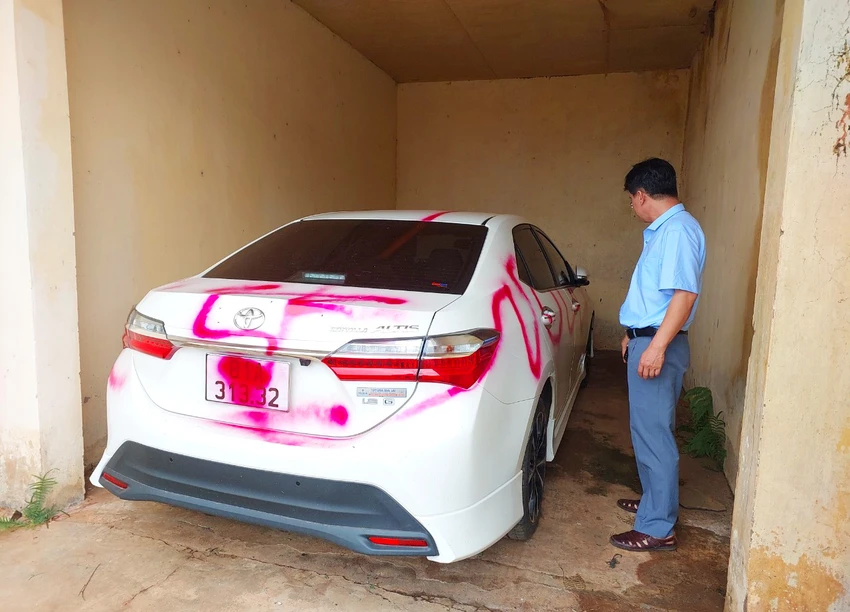 Xe ô tô của ông Cường bị xịt sơn. Ảnh: ND Xe ô tô của ông Cường bị xịt sơn
