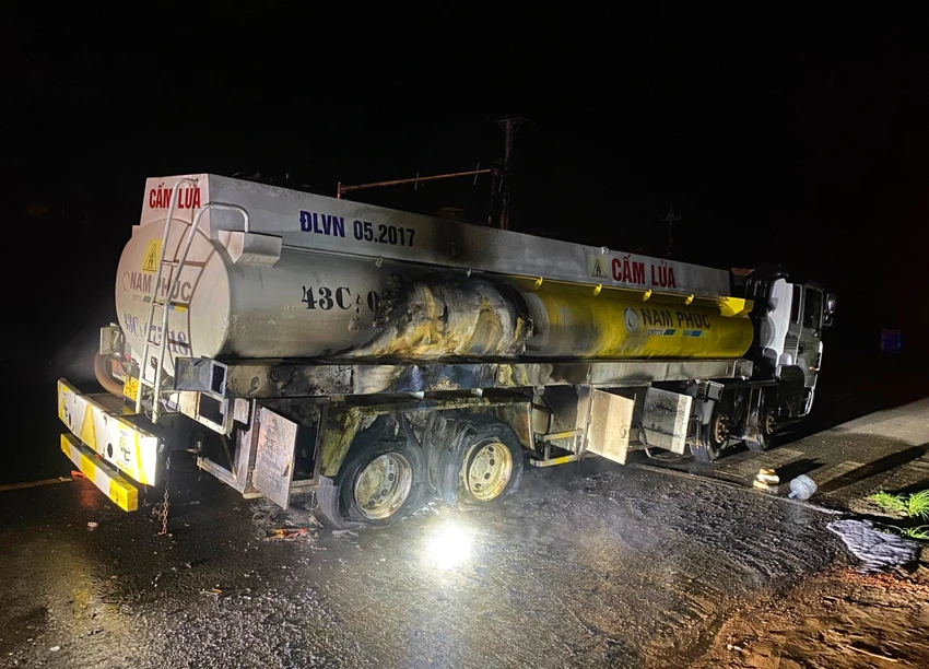 Hiện trường đám cháy xe bồn chở xăng. Ảnh: HT.
