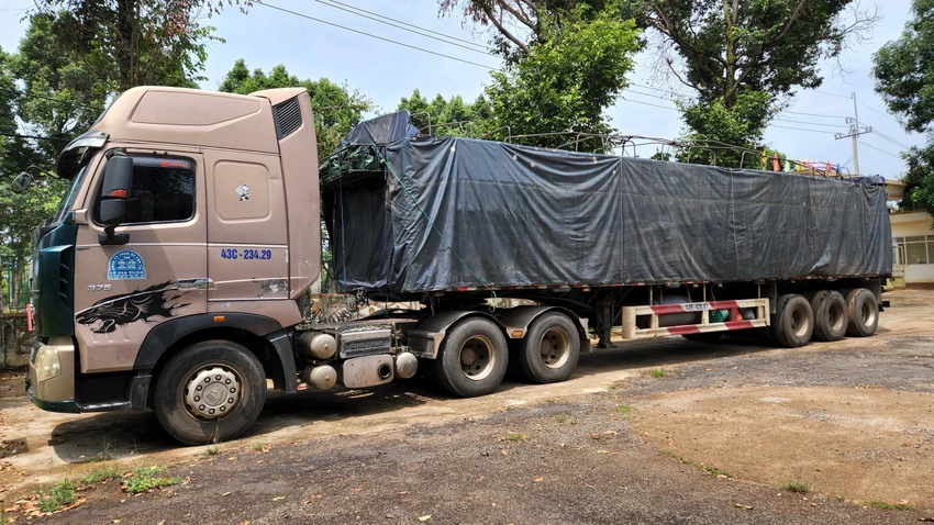 Xe chở gỗ bị tạm giữ tại cơ quan công an. Xe chở gỗ bị tạm giữ tại cơ quan công an.