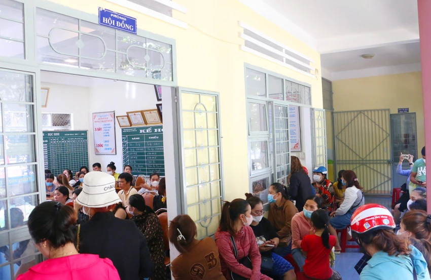 Nhiều phụ huynh bức xúc đến trường đối thoại với giáo viên, nhà trường. Ảnh: QT. Nhiều phụ huynh bức xúc đến trường đối thoại với giáo viên, nhà trường. Ảnh: QT.