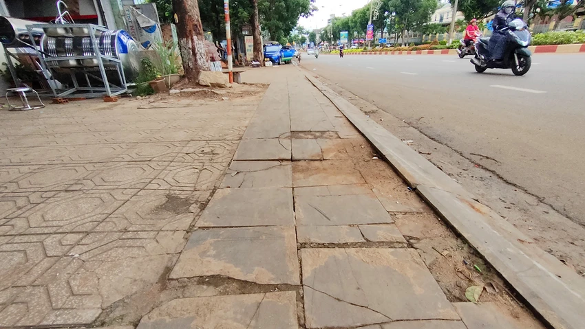 Một đoạn vỉa hè bị lún, vỡ. Một đoạn vỉa hè bị lún, vỡ.