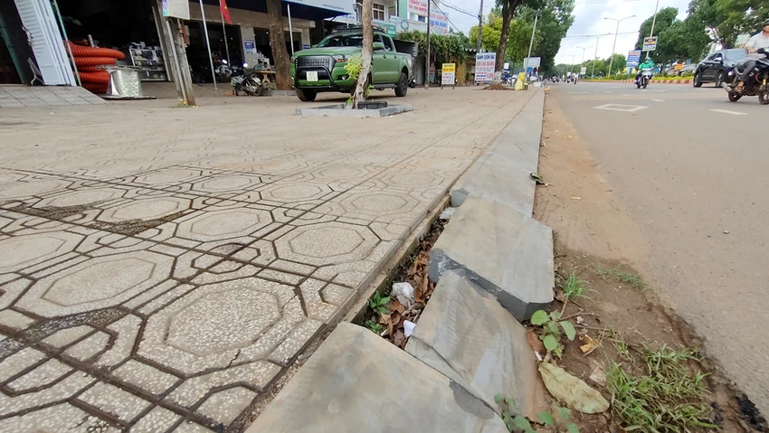 Một số vị trí, đá viền vỉa hè bị gãy đôi. Một số vị trí, đá viền vỉa hè bị gãy đôi.