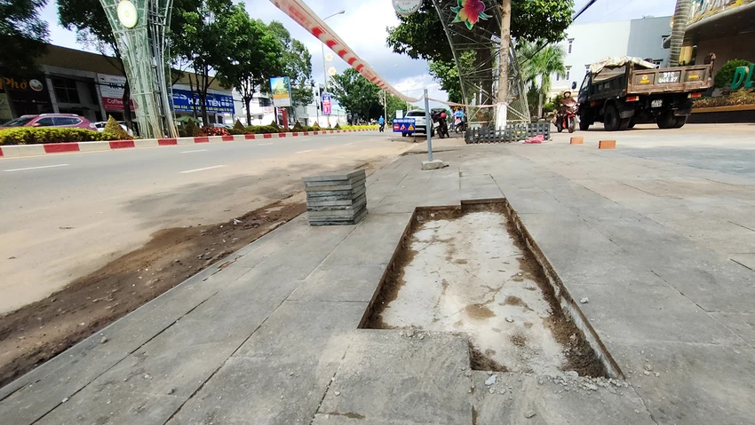 Đoạn vỉa hè bị hư hỏng. Ảnh: LK. Đoạn vỉa hè bị hư hỏng. Ảnh: LK.