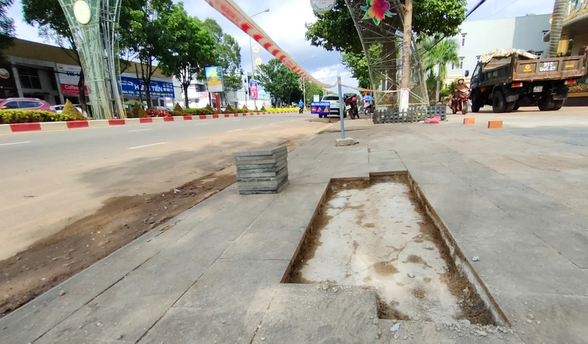 Đơn vị thi công hứa sẽ khắc phục toàn bộ các vị trí vỡ gạch. Đơn vị thi công hứa sẽ khắc phục toàn bộ các vị trí vỡ gạch.