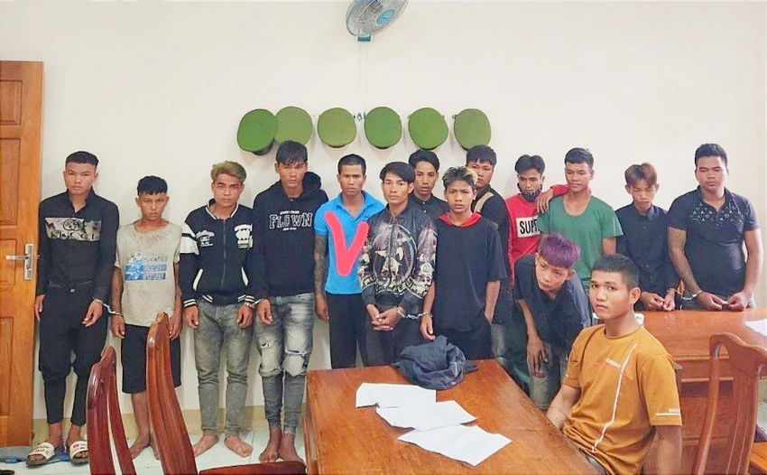 Nhóm thanh niên trai làng gây án bị bắt. Ảnh: CACC. Nhóm thanh niên trai làng gây án bị bắt. Ảnh: CACC.
