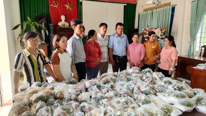 Những phần cơm được chuẩn bị sẵn sàng mang đi hỗ trợ các chiến sĩ làm nhiệm vụ. Ảnh: LK.