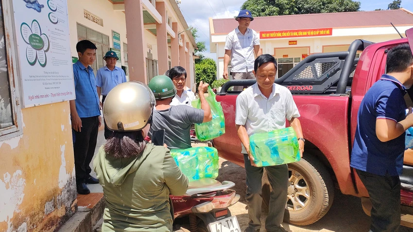 Bên cạnh các phần cơm là nước và một số đồ dùng.
