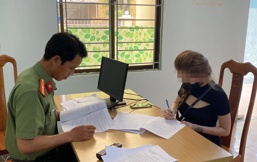 Chị H làm việc tại cơ quan công an. Ảnh: CACC Chị H làm việc tại cơ quan công an. Ảnh: CACC