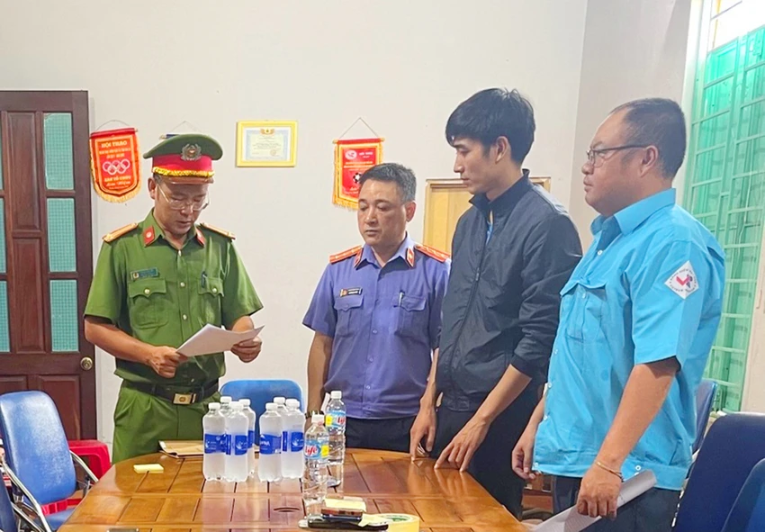 Công an đọc lệnh bắt Vũ Văn Tiên. Ảnh: CACC. Công an đọc lệnh bắt Vũ Văn Tiên. Ảnh: CACC.
