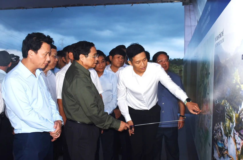 Thủ tướng Phạm Minh Chính kiểm tra đồ án quy hoạch cao tốc Quảng Ngãi - Kon Tum. Ảnh: VP Thủ tướng Phạm Minh Chính kiểm tra đồ án quy hoạch cao tốc Quảng Ngãi - Kon Tum. Ảnh: VP