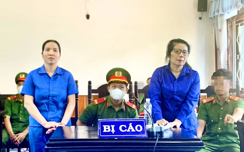 Bị cáo Dương Thị Chung (phải) và Nguyễn Thị Duyên tại tòa. Ảnh: VH Bị cáo Dương Thị Chung (phải) và Nguyễn Thị Duyên tại tòa. Ảnh: VH
