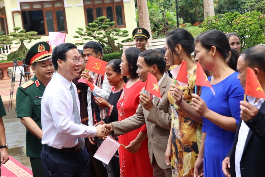 Người dân phấn khởi được gặp mặt Chủ tịch nước. Ảnh: LK. Người dân phấn khởi được gặp mặt Chủ tịch nước. Ảnh: LK.