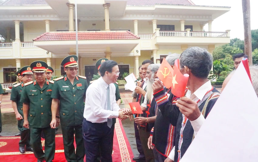 Chủ tịch nước thăm Binh đoàn 15 và gặp gỡ các già làng, người uy tín tại Gia Lai. Ảnh: LK. Chủ tịch nước thăm Binh đoàn 15 và gặp gỡ các già làng, người uy tín tại Gia Lai. Ảnh: LK.