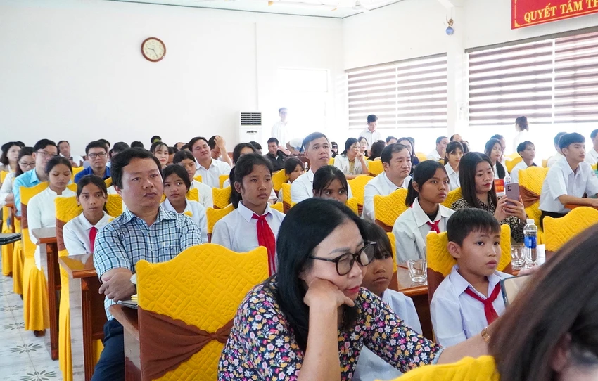 Hàng trăm ngàn học sinh nghèo ở Gia Lai được tặng sách đầu năm học mới. Hàng trăm ngàn học sinh nghèo ở Gia Lai được tặng sách đầu năm học mới.