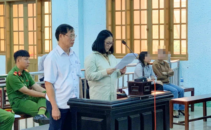 Bị cáo Đỗ Thị Minh Huệ và Trần Phú Quý tại tòa. Ảnh: TS