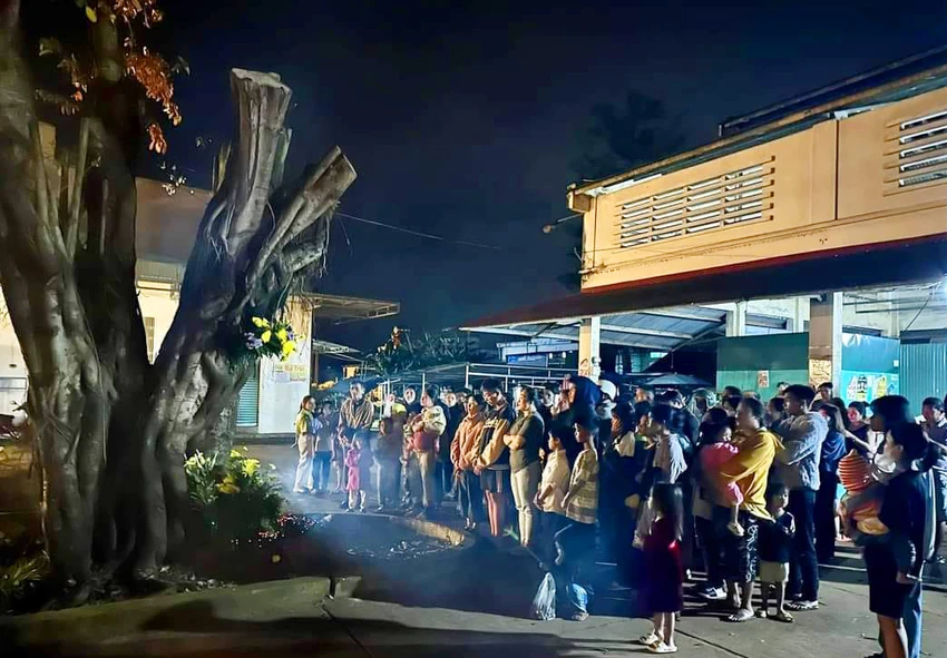 Ban đêm cũng có nhiều người đến đây cầu nguyện. Ban đêm cũng có nhiều người đến đây cầu nguyện.