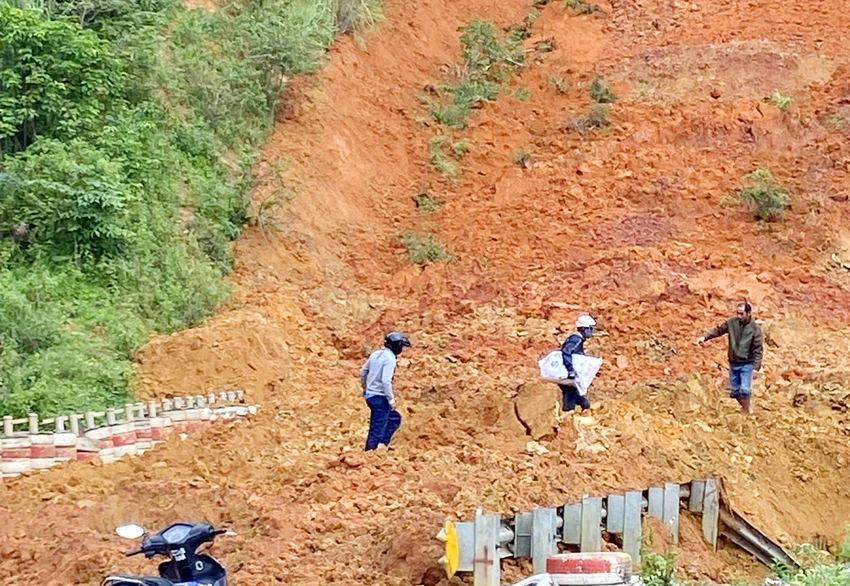 Đèo Lò Xo bị sạt lở, 700 m3 đất đá đổ ập xuống gây tắc đường Hồ Chí Minh