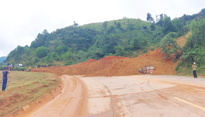 Sat-lo-deo-lo-xe-dak-glei 2.jpg
