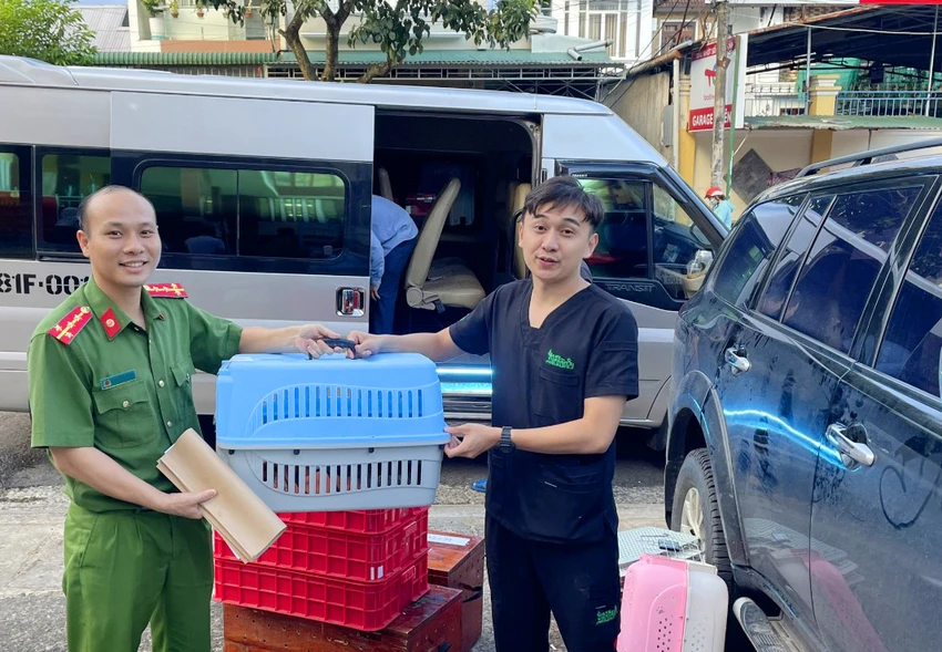 Ban-giao-dong-vat-hoang-da-quy-hiem-cho-vuon-quoc-gia-cuc-phuong.jpg