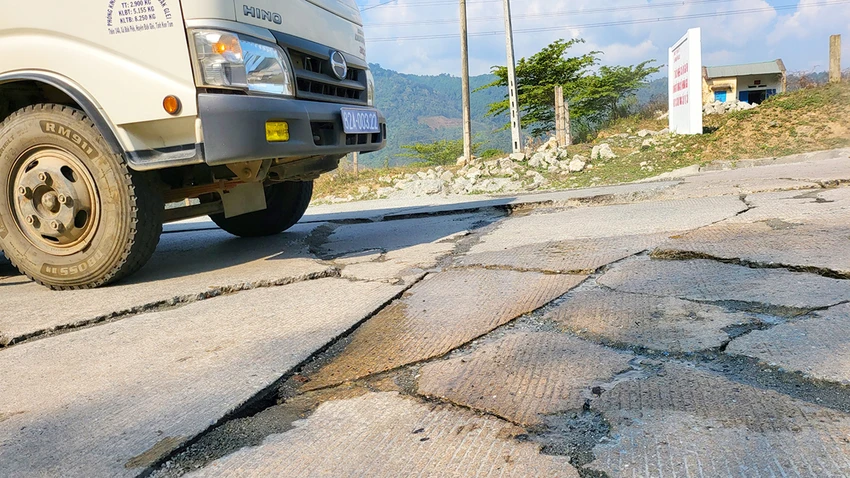 Vết chém trên đường Hồ Chí Minh Đèo Lò Xo