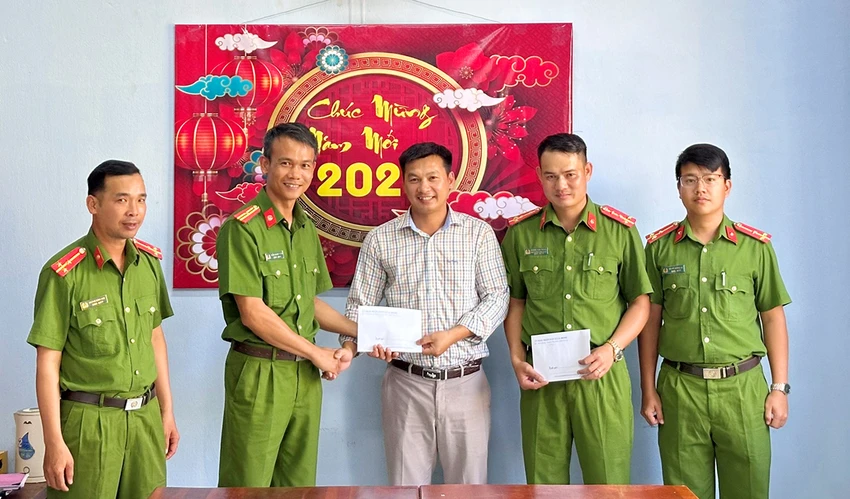 Đại úy công an dũng cảm khống chế, bắt 2 kẻ trộm có hung khí