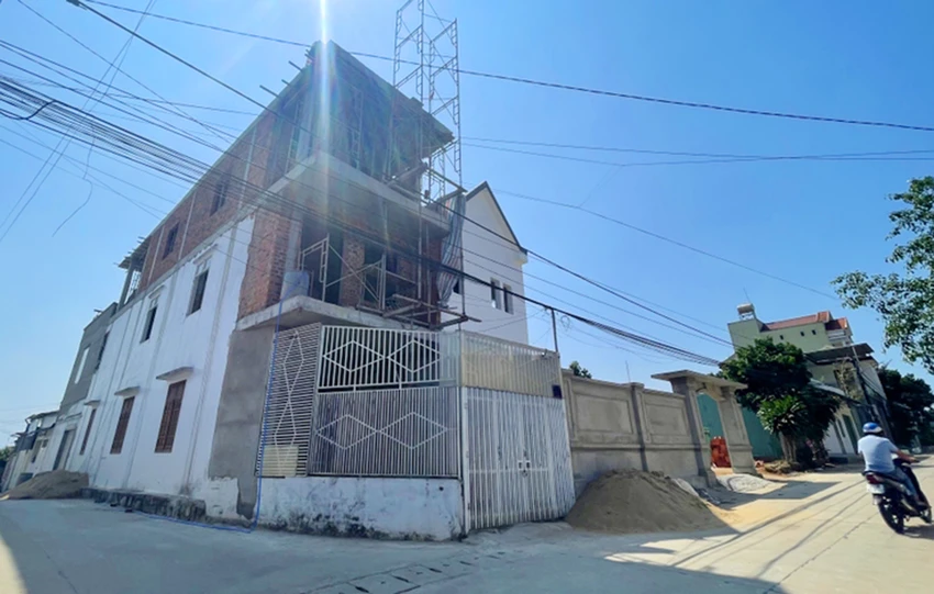 Sập giàn giáo đang thi công khiến hai người thương vong