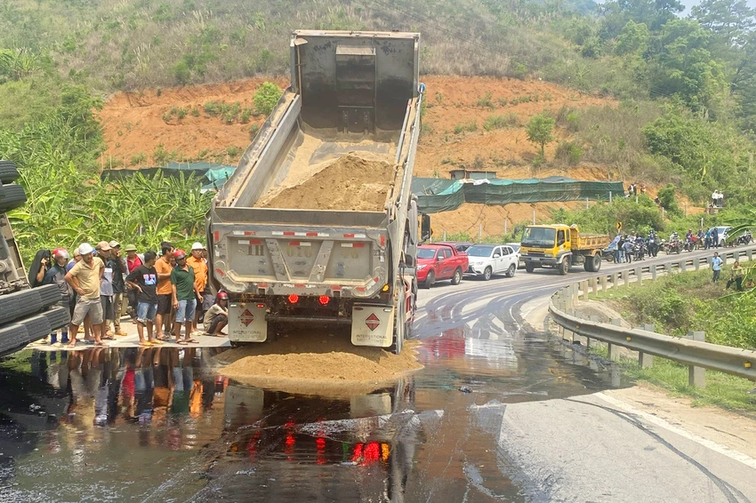 Lật xe tải nhựa đường chảy ra đường gây ách tắc giao thông