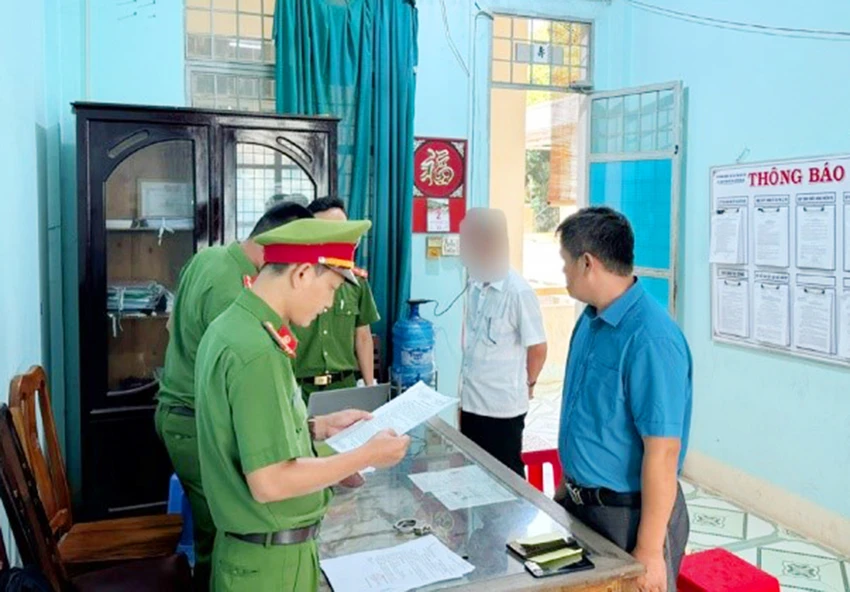 Bắt giám đốc văn phòng đăng ký đất đâi đăk hà