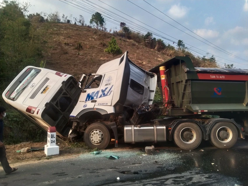 Xe khách vượt ẩu gây tai nạn tại huyện Kon Rẫy, Kon Tum
