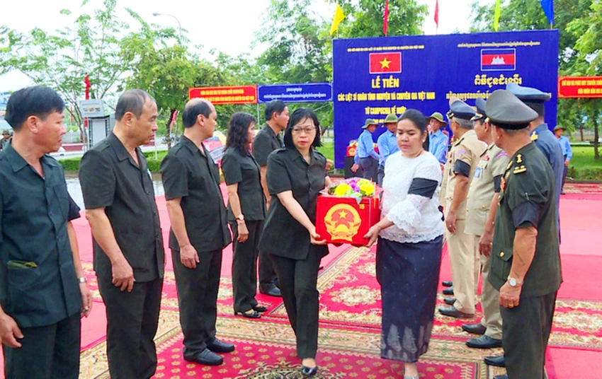 Le-don-hai-cot-liet-si-campuchia-ve-nuoc.jpg