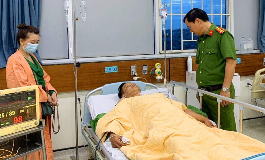 Hai sĩ quan công an bị tội phạm ma túy tấn công bằng dao gây trọng thương