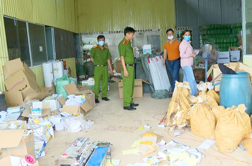 Mở kho xưởng sản xuất thuốc diệt cỏ giả các loại nhãn hiệu ở Gia Lai
