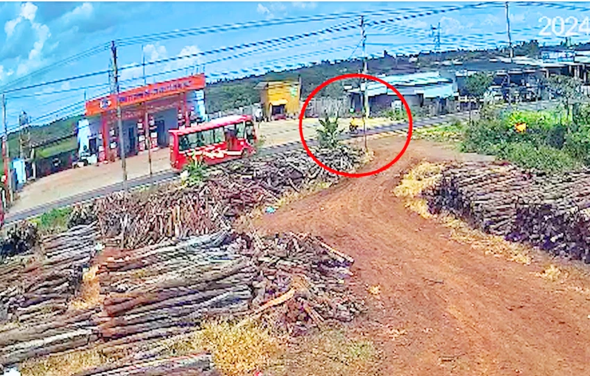 Tai nạn giao thông xe khách lật trên quốc lộ 14 do người phụ nữ lái xe từ đường nhánh ra đường chính