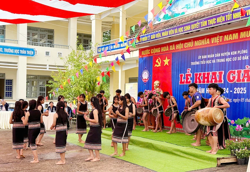 Tập phản xạ ứng phó động đất cho học sinh ngày lễ khai giảng năm học mới