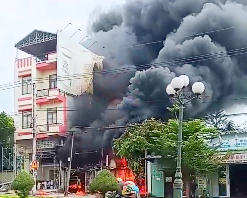 Cháy cơ sở kinh doanh phòng trà, dân hoảng sợ