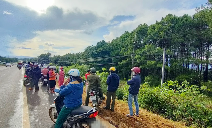 Cơ quan chức năng đang điều tra nguyên nhân người đàn ông treo cổ tử vong ở rừng thông xã Gào
