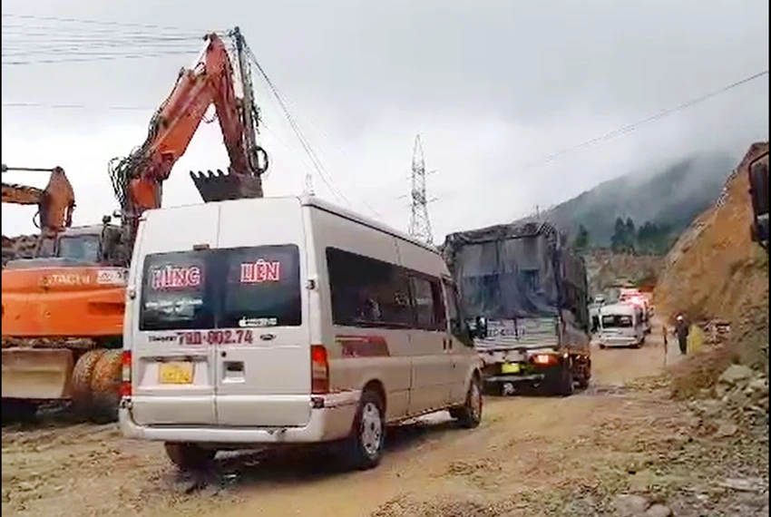 Đèo An Khê đã được lưu thông sau khi sạt lở, ngập nước gây ách tắc giao thông