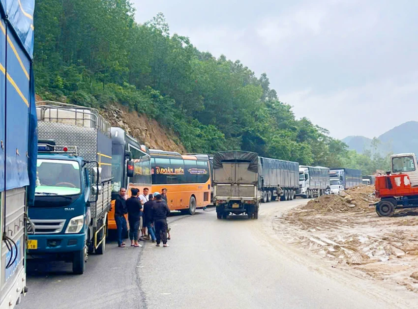 Đèo An Khê bị ắch tắc, giao thông tê liệt chưa thông tuyến