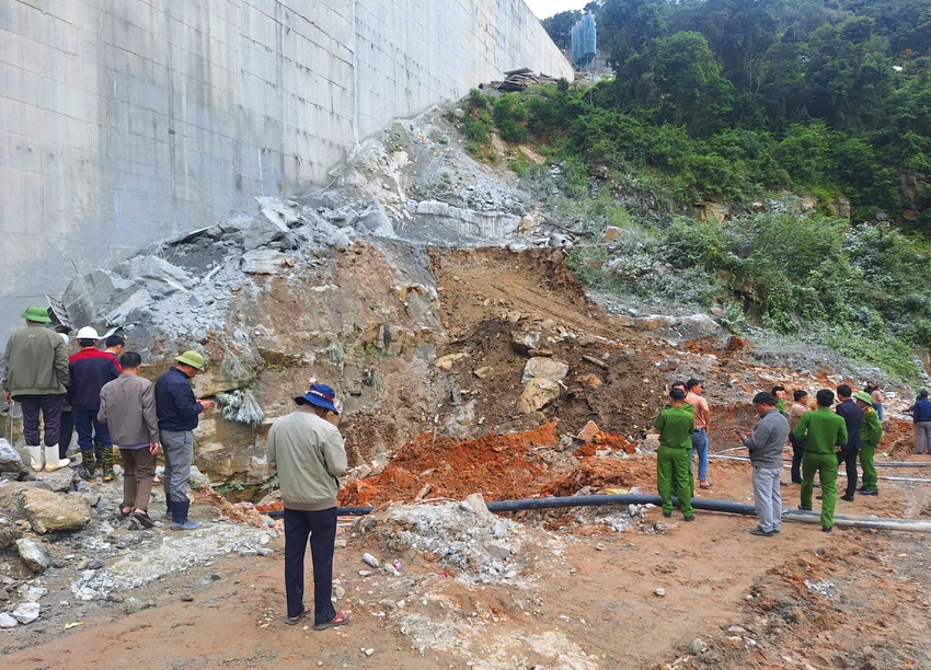 Thi thể hai nạn nhân trong vụ sập giàn giáo thủy điện Đăk Mi 1 đã được tìm thấy