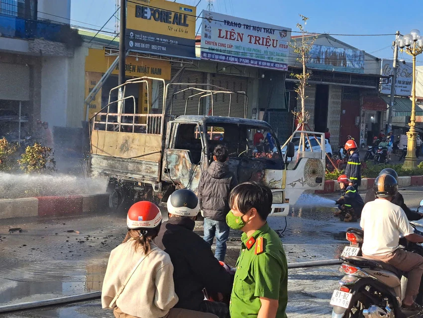 Cháy xe tải trên ở TP Pleiku, Gia Lai