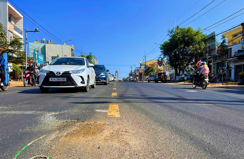 Cham-khac-phuc-quoc-lo-19-dan-den-cham-ban-giao-2.jpg