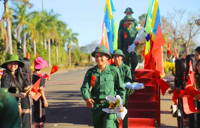 Thanh-nien-Tay-Nguyen-len-duong-nhap-ngu-4.jpg